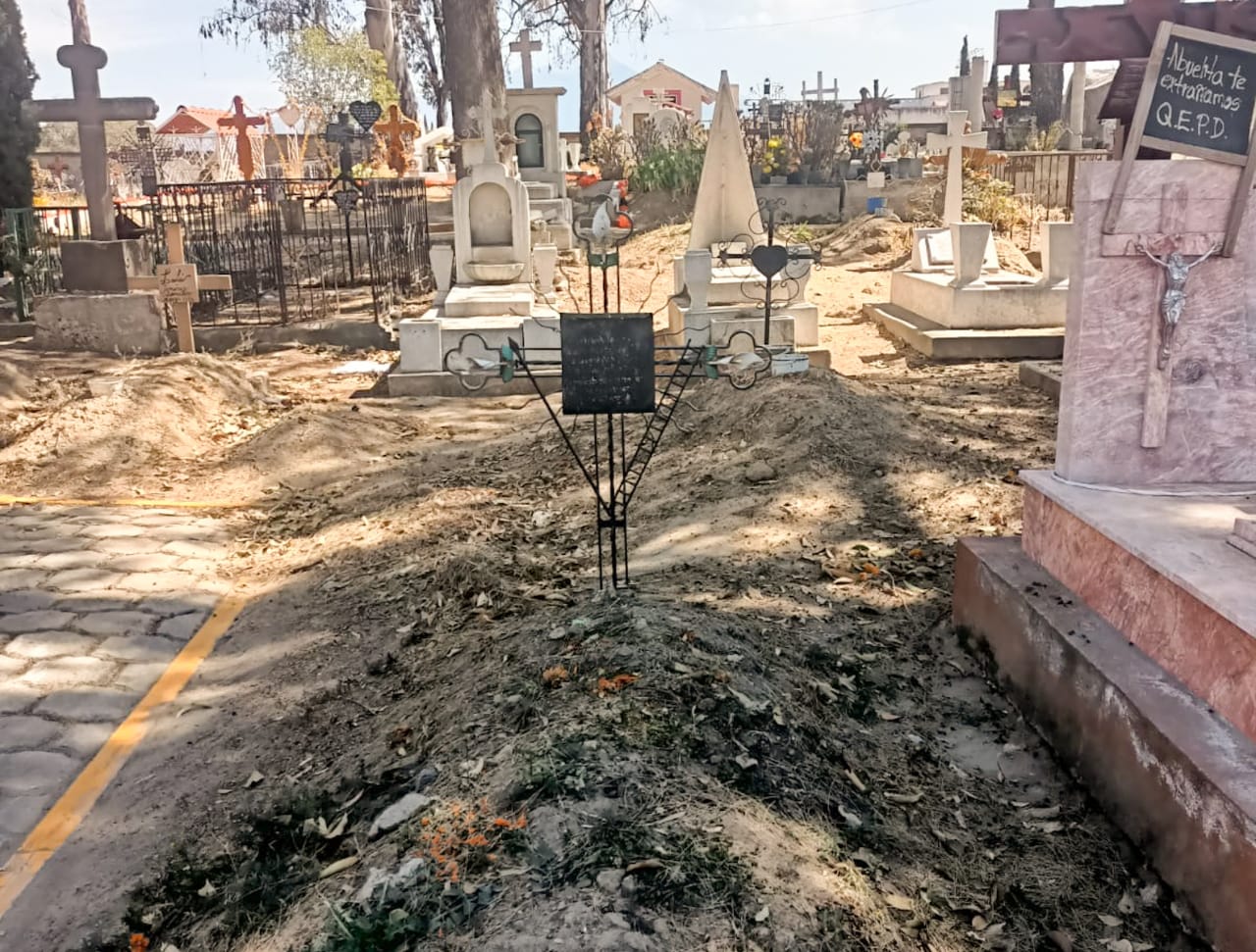 Gobierno de Apetatitlán realiza trabajos de limpieza en panteón La Piedad